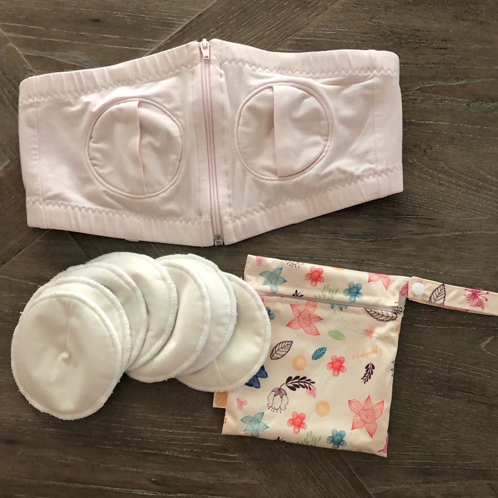Pumping bra and nursing pads